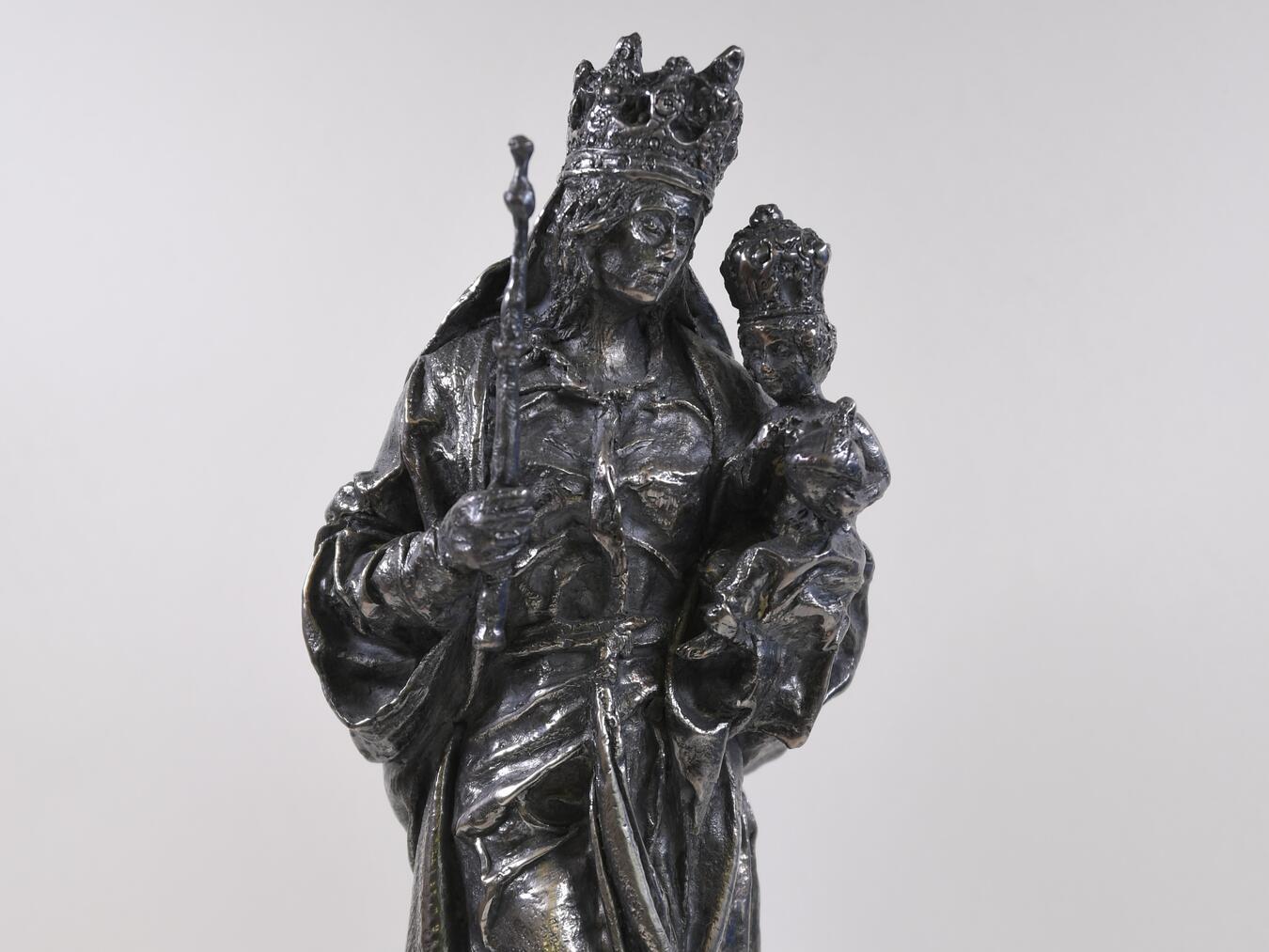 Dargestellt ist eine gekrönte Madonna mit Zepter, auf ihrem Arm das ebenfalls gekrönte Jesuskind mit Reichsapfel in der Hand. Foto: NMK