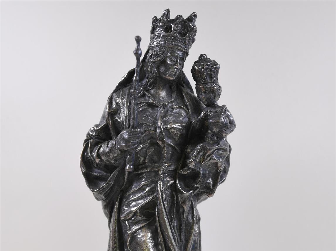 Dargestellt ist eine gekrönte Madonna mit Zepter, auf ihrem Arm das ebenfalls gekrönte Jesuskind mit Reichsapfel in der Hand. Foto: NMK