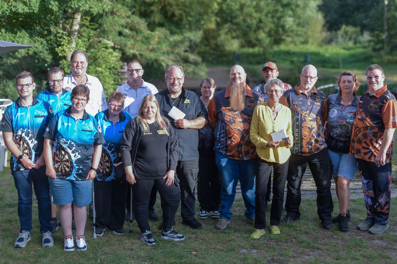 Dartfreunde Geldern
spenden fast 3.000 Euro Dartfreunde Geldern übergeben jeweils eine Spende an die Lebenshilfe Bocholt, Castra Nova und Pfarrcaritas Veert. NN-Foto: Gerhard Seybert