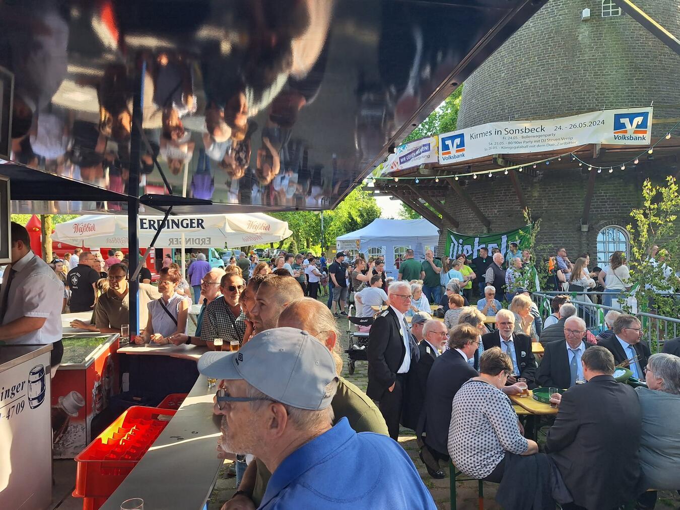 Bollerwagenparty und Königsgalaball Das 1. Maifest der Sonsbecker Schützenvereine war ein großer Erfolg. Am kommenden Wochenende steht nun die Sonsbecker Kirmes an.