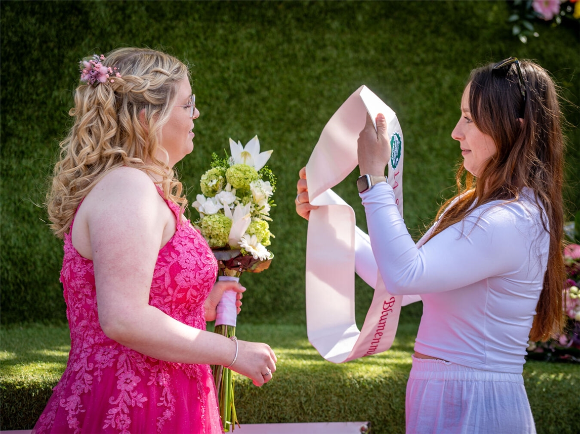 "Anna Heekeren übergibt Schärpe und Blumenzepter an Julia Nellessen beim 13. Straelener Blumenmädchen-Fest"