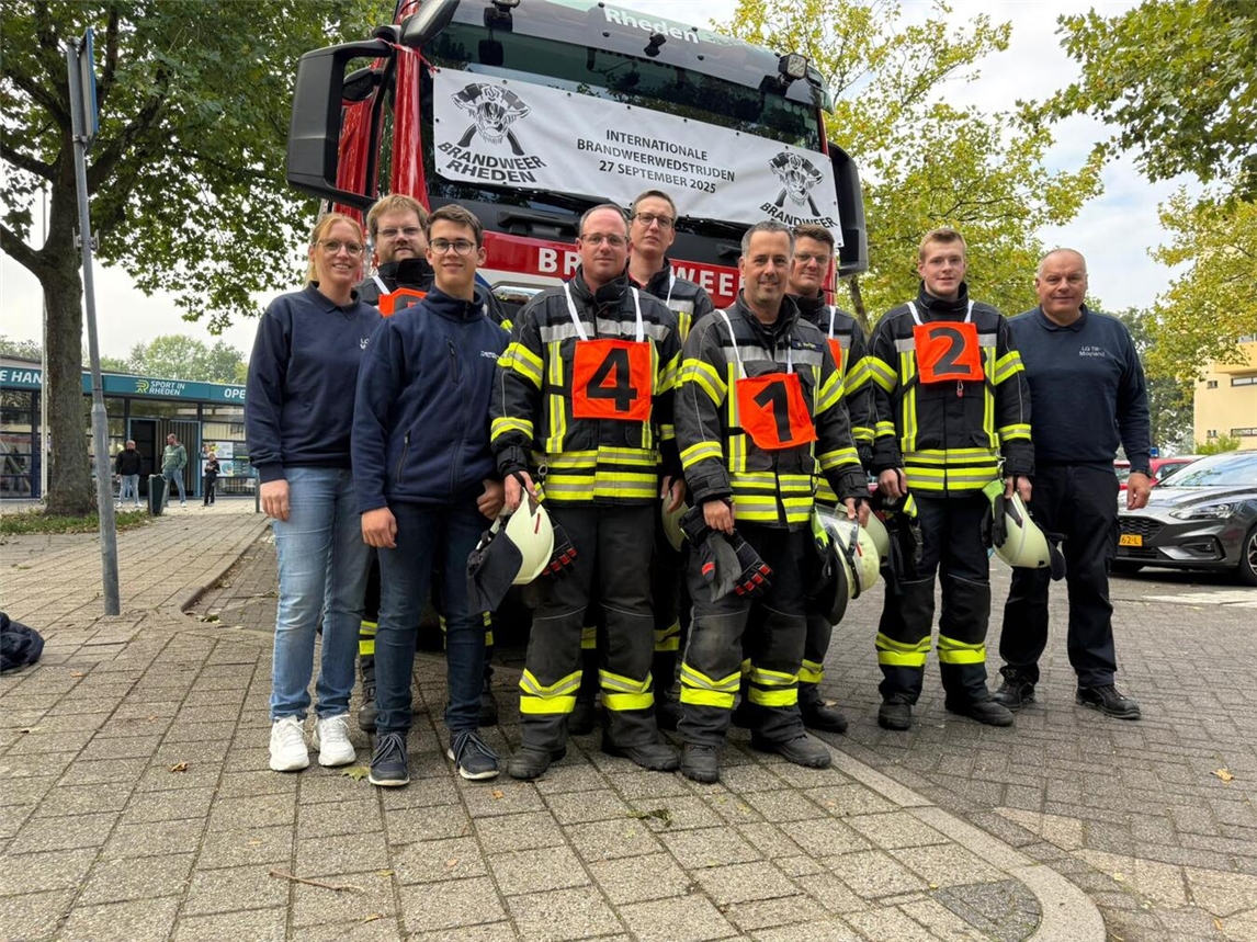 Das 5-köpfige Wettkampfteam aus TIll-Moyland belegte den 4. Platz beim internationalen Feuerwehrwettkampf in den Niederlanden. An ihrer Seite, die Supporter aus ihrer Einheit. Foto: Feuerwehr Bedburg-Hau