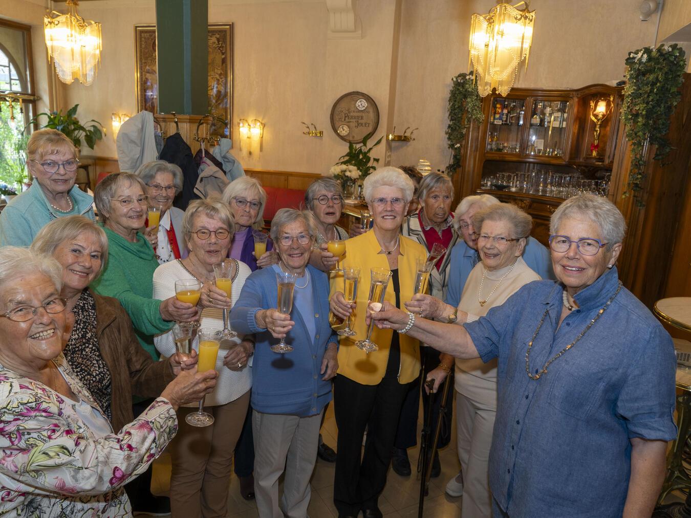 Das  65. Jubiläum des Gymnastikklubs 1960 Kevelaer haben die „Maikäfer“ in der Gaststätte „Zum goldenen Löwen“ gefeiert. NN-Foto: Gerhard Seybert