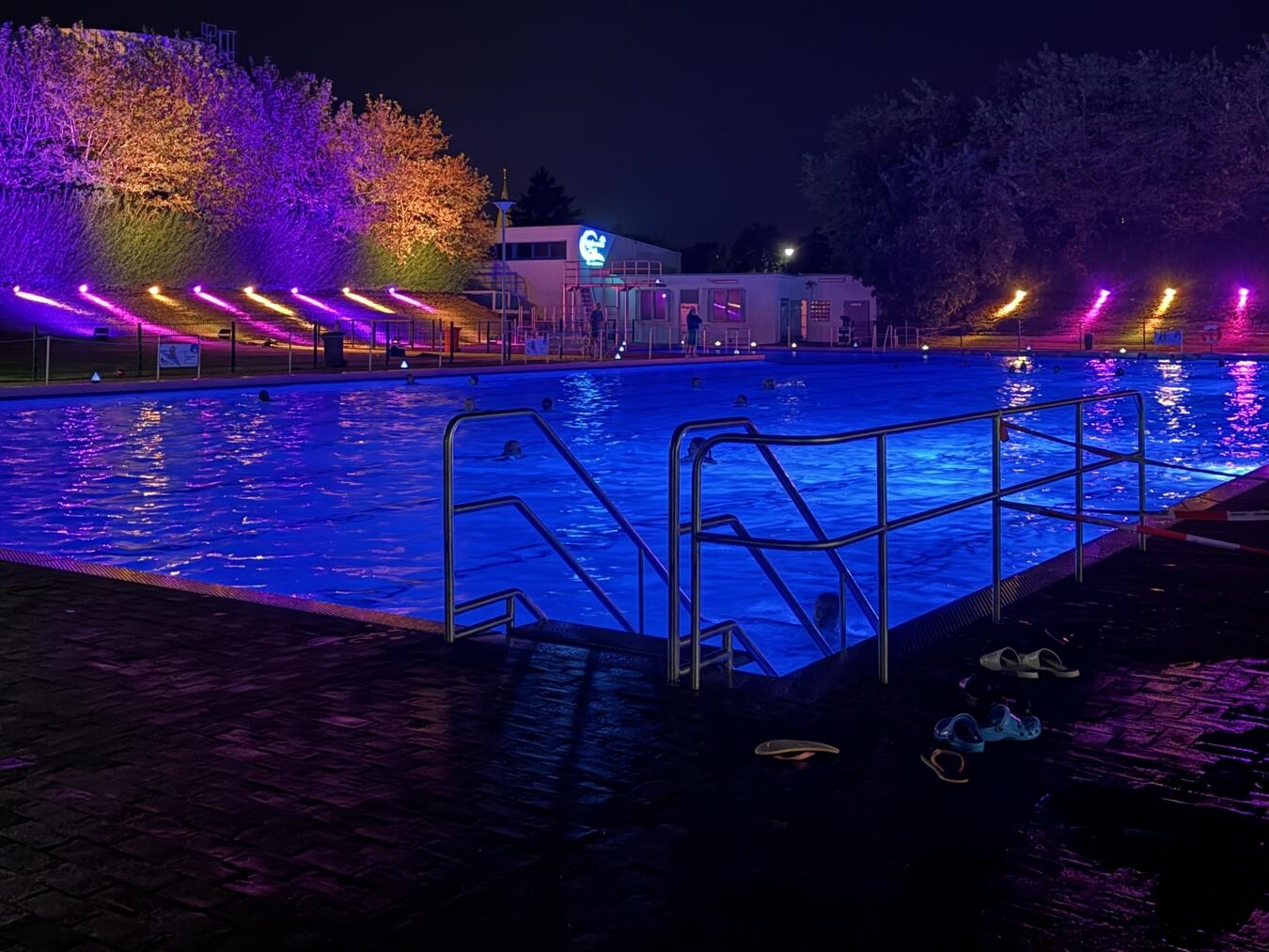 "Abendschwimmen im beleuchteten Kevelaerer Freibad, idyllische Atmosphäre, Kevelaer Sommeraktivitäten"