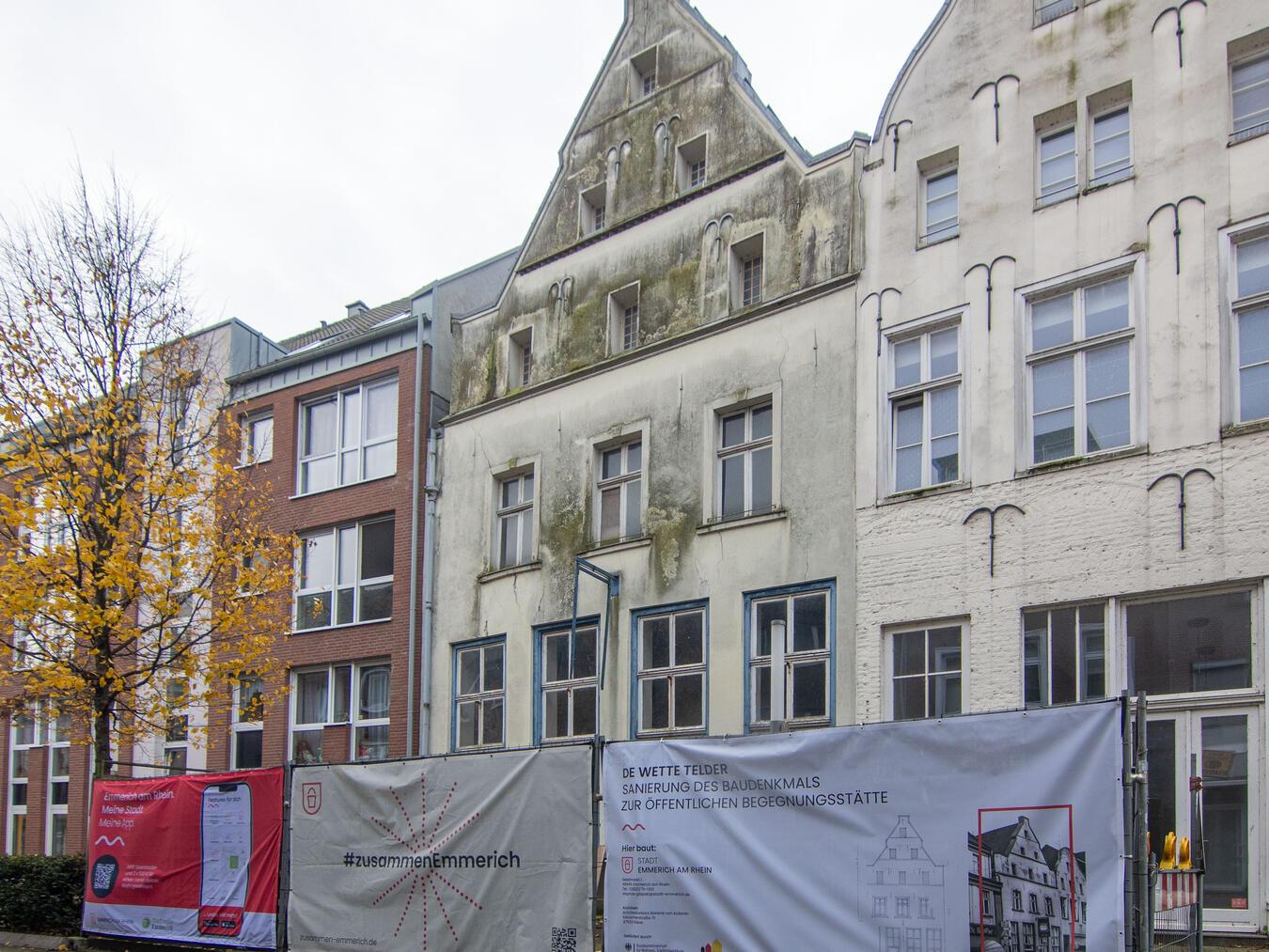 Das älteste bekannte Haus der Stadt soll in neuem Glanz erstrahlen und wird bis 2026 denkmalgerecht restauriert. NN-Foto: Gerry Seybert