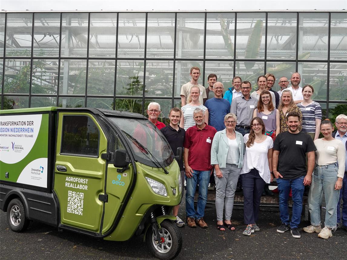 Das Agroforst-Netzwerk NRW tagte auf Einladung des Agroforst Reallabor im Projekt TransRegINT im tropischen Gewächshaus mit Lehr- und Schaugärten der Hochschule Rhein-Waal. Foto: Florian Gaisrucker/HSRW