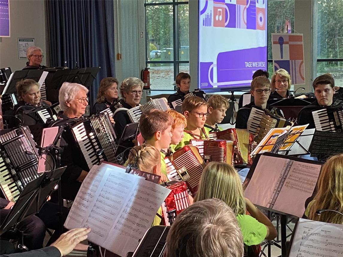 Das Akkordeonorchester Veen beim Musizieren. Foto: AOV