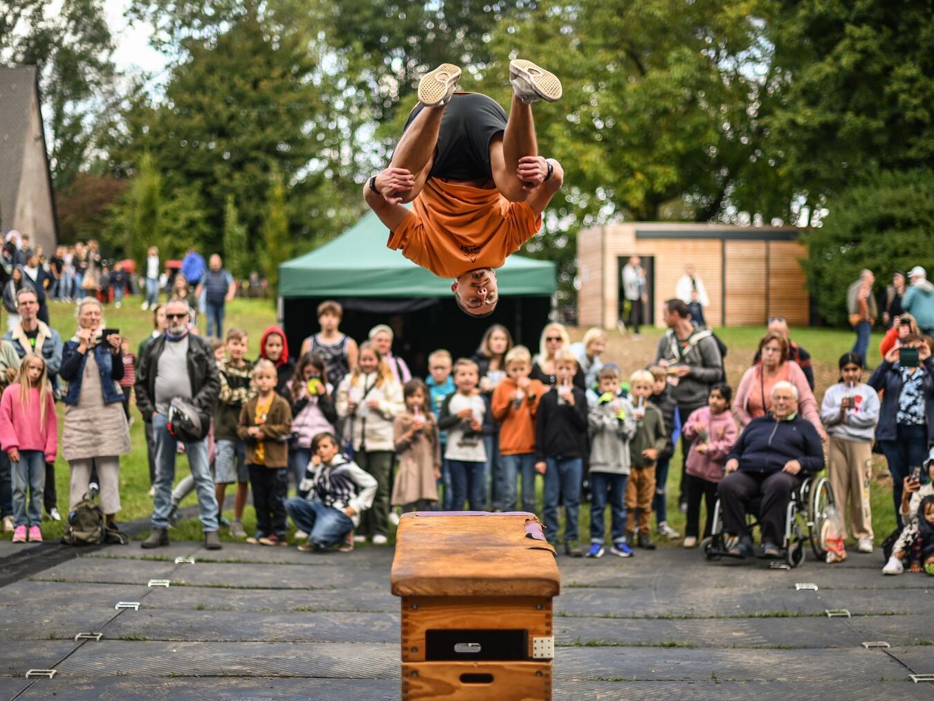 Das Aktionsprogramm auf der Bühne reichte von kulturellen Angeboten bis hin zu sportlichen Darbietungen wie hier durch die Parcours-Gruppe „Akusa“. Foto: © Kreis Kleve / Markus van Offern