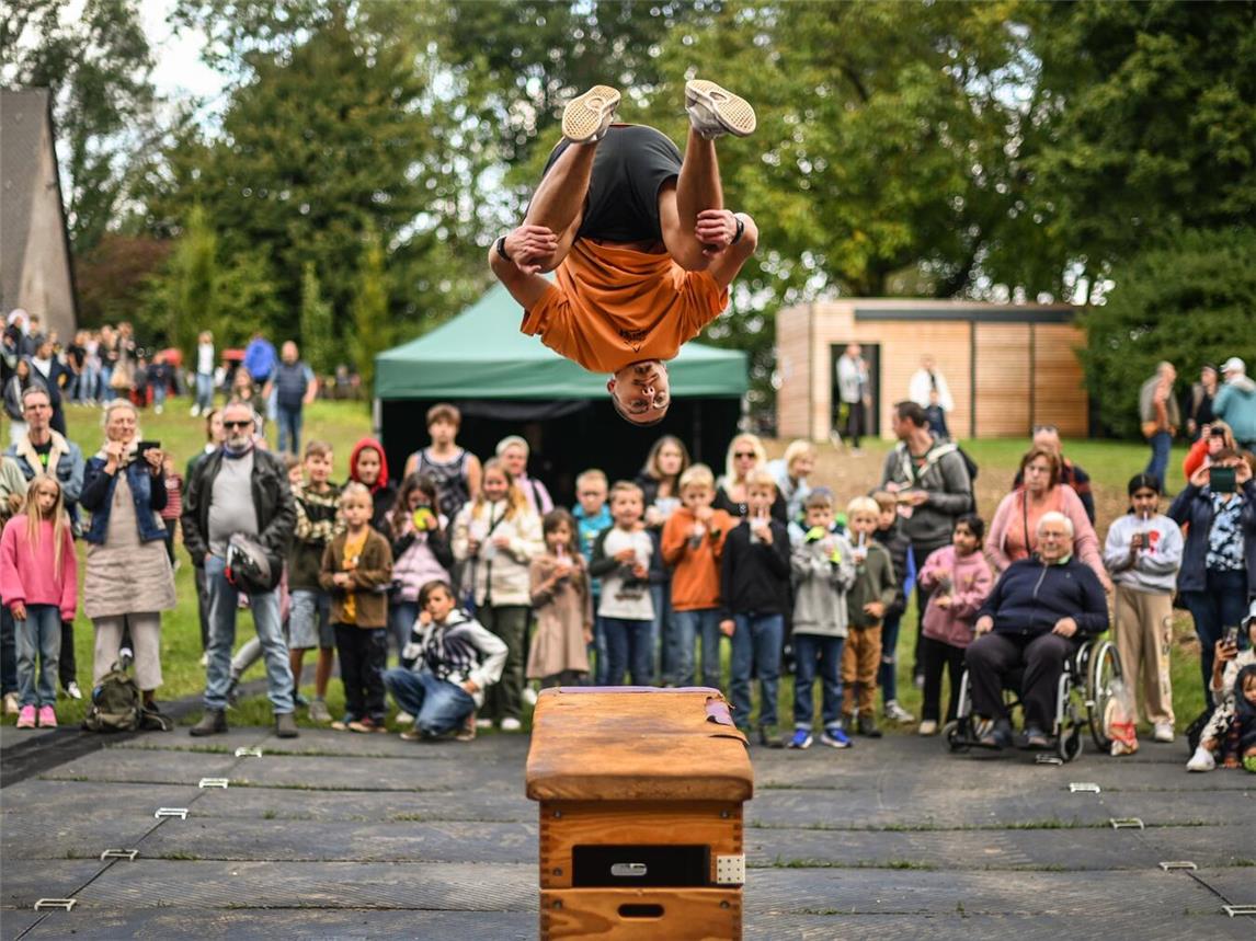 Das Aktionsprogramm auf der Bühne reichte von kulturellen Angeboten bis hin zu sportlichen Darbietungen wie hier durch die Parcours-Gruppe „Akusa“. Foto: © Kreis Kleve / Markus van Offern