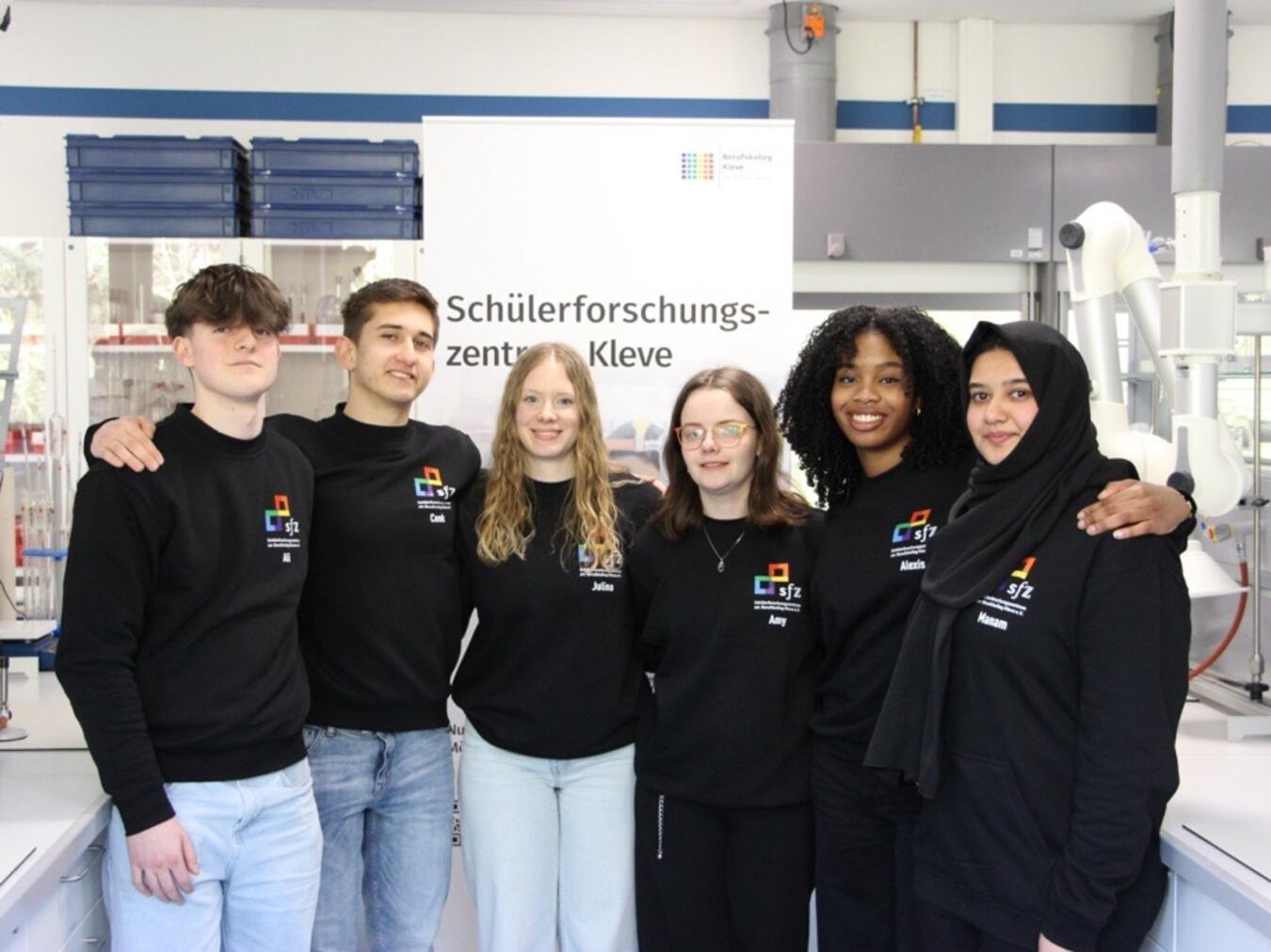 Von juckender Unterwäsche bis zu verträglichem Proteinpulver Das aktuelle Team des Schülerforschungszentrums am Berufskolleg Kleve. Jeden Freitagnachmittag treffen sich hier Jugendliche des Berufskollegs Kleve, die Lust auf MINT haben. Auch externe Jugendliche aus dem Kreis sind willkommen. Foto: Dr. Hacer Türkeri /Natascha Verbücheln