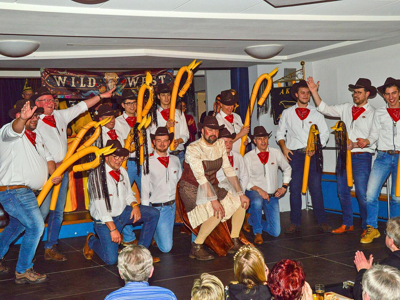Ein Dorf feiert Karneval! Das AKV-Männerballett begeisterte mit seinem Auftritt. Foto: privat