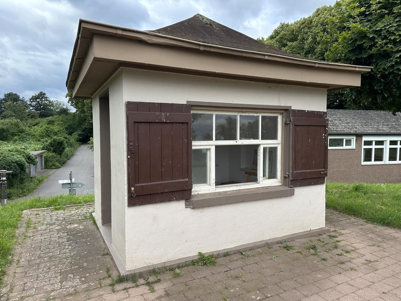 Das alte Fahrkartenverkaufhäuschen soll mit Leben gefüllt werden.