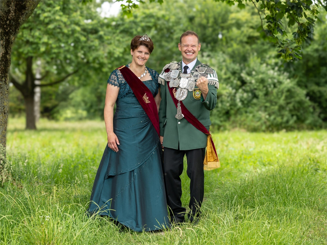 "Königspaar Karin und Christoph Gal lächelnd in festlicher Kleidung"