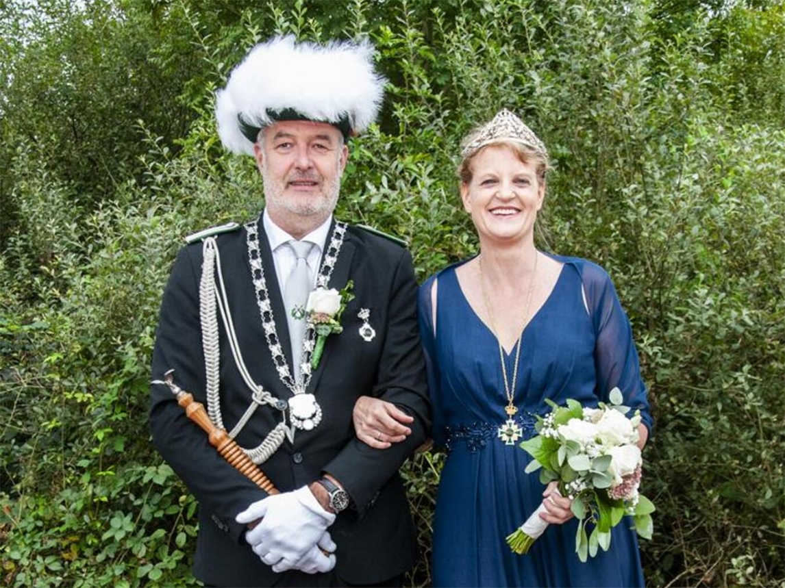 "Königspaar Marc I. und Sandra I. van der Zweep lächeln bei offizieller Zeremonie, Foto von Tom Tabery"