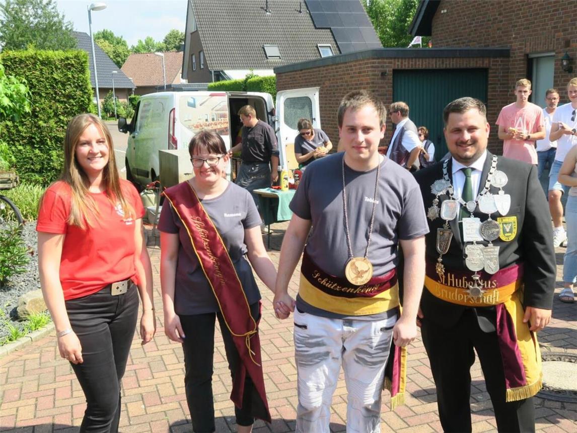 Das amtierende Königspaar Michael Eickens und Anna Seyen gratulierten den Majestäten Tobias Maly und Ramona Deppe. Foto: privat