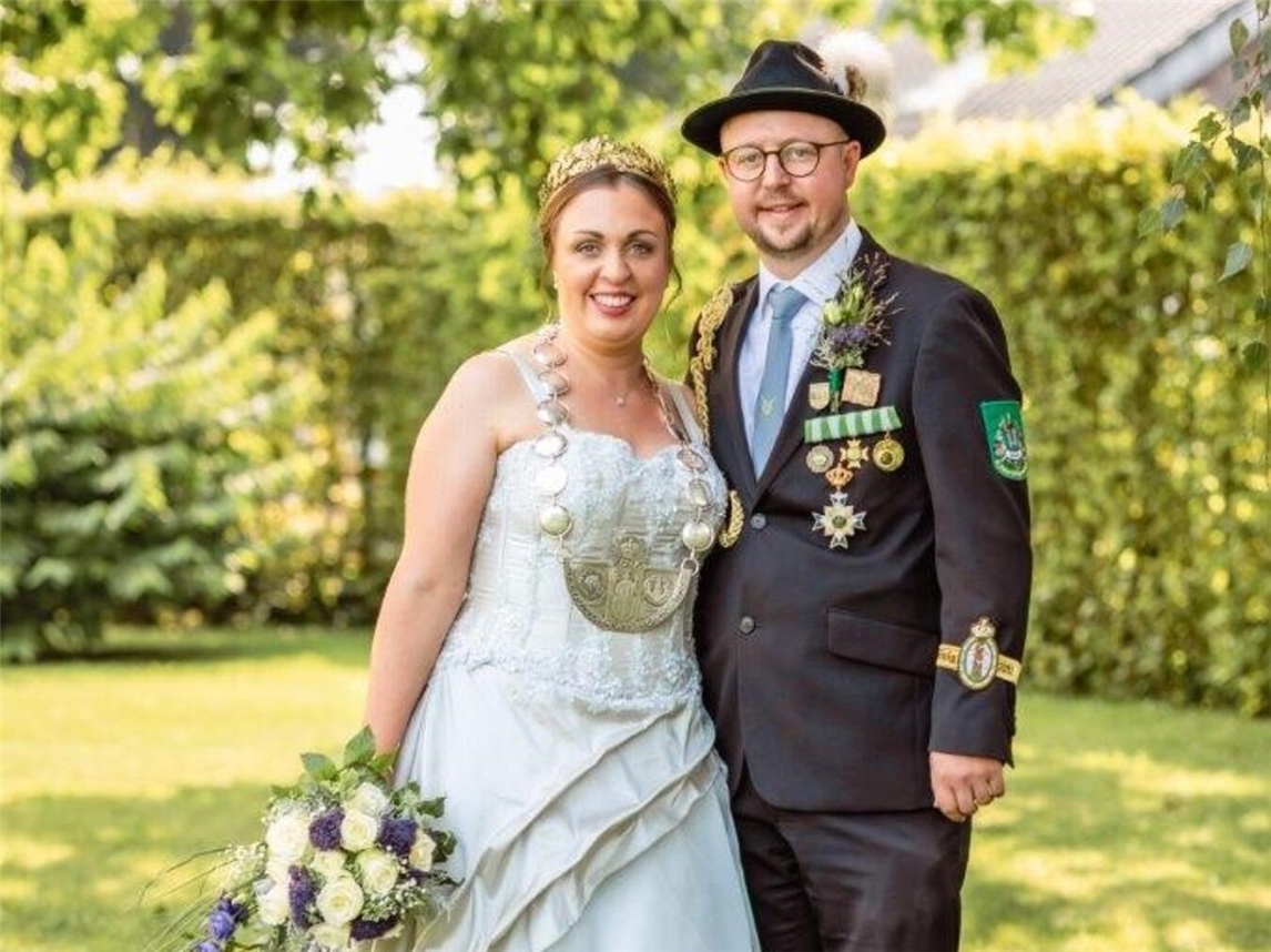 "Königin Anne Herbe mit Prinzgemahl Stephan, lächelnd im königlichen Gewand"