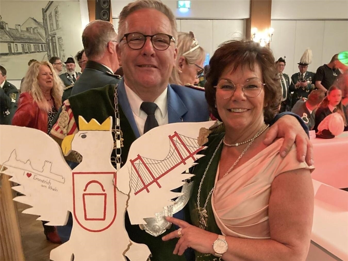 Das amtierenden Stadtkönigspaar, Michael und Petra Ising, mit dem Holzvogel