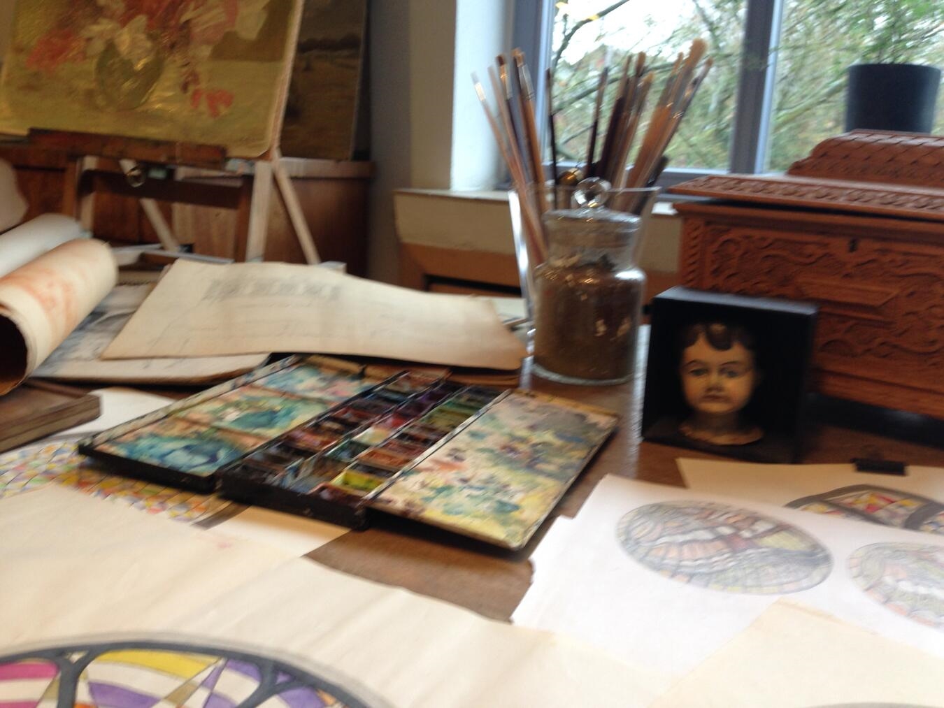 "Gemütliches Künstleratelier von Jan Vissers mit Staffelei und Gemälden, kreativer Arbeitsraum"