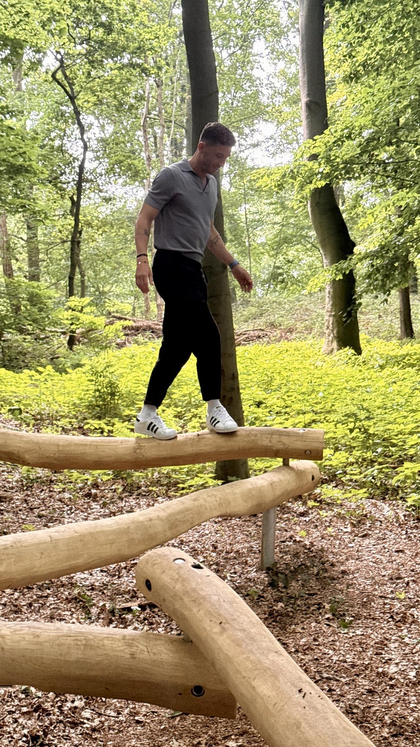 Das Balancieren auf den Balancierstangen ist gar nicht so einfach, wie auch Robin Gosens feststellen musste. Geschafft hat er es trotzdem. NN-Foto: SP