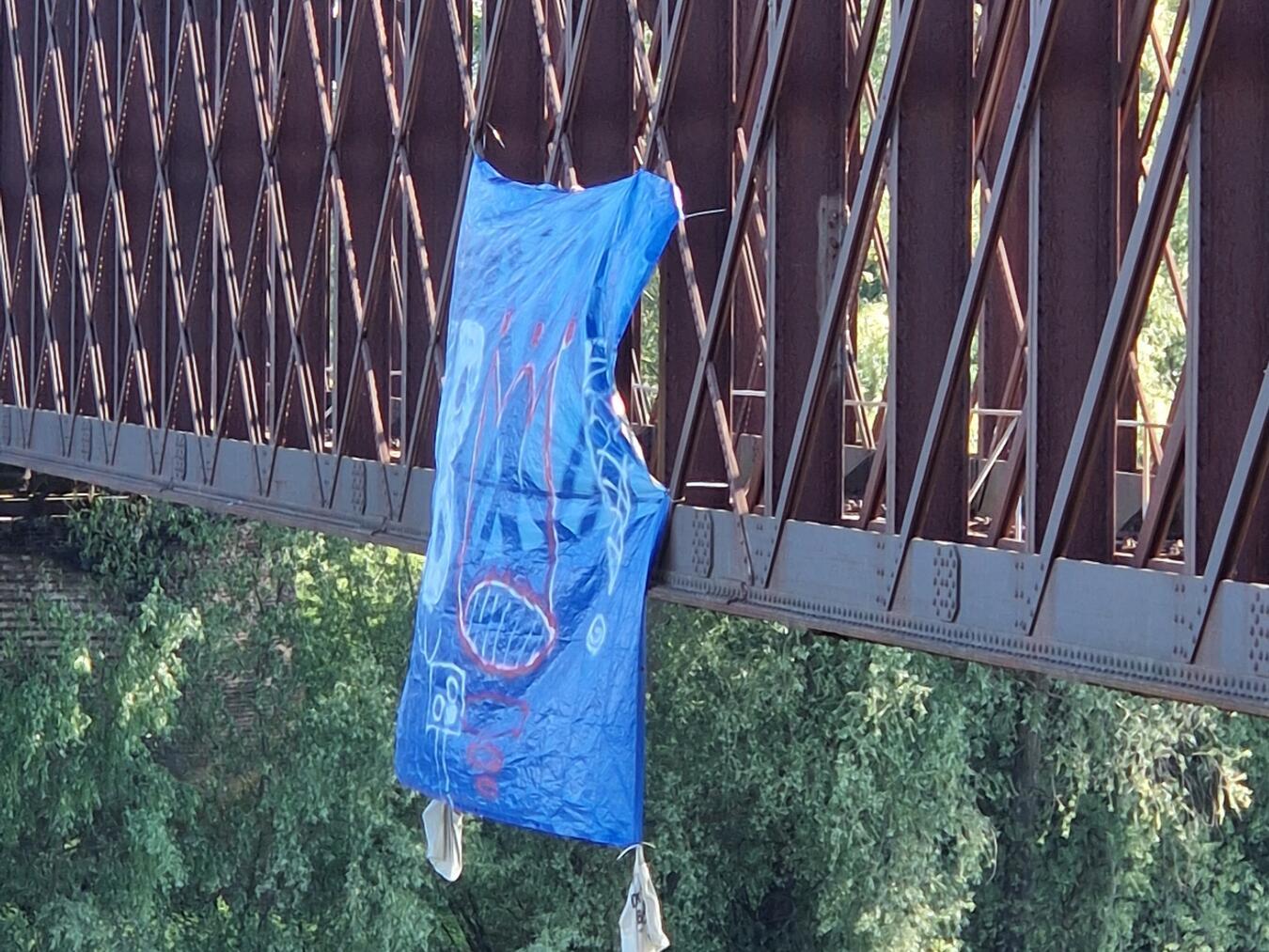 Das Banner an der Brücke. Foto: Heimatverein