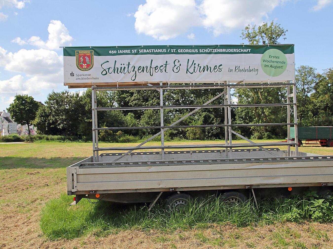 Zwei Schützenvereine
feiern ihr Schützenfest Das Banner an der Festwiese weist auf das bevorstehende Schützenfest und die Kirmes hin. NN-Foto: Theo Leie