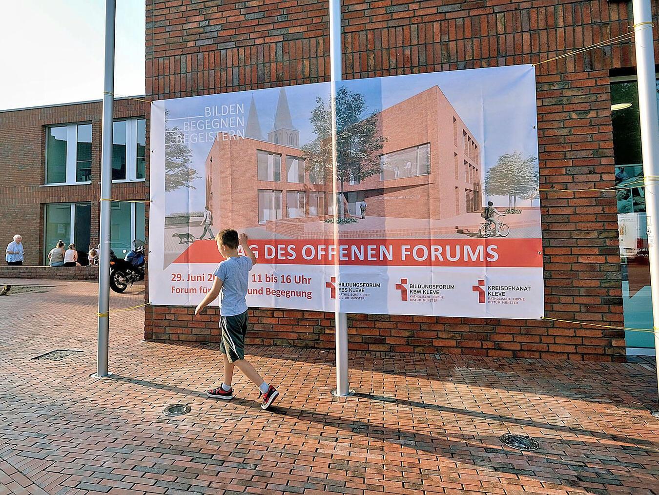Ein Haus voller Möglichkeiten Das Banner hängt schon: Am 29. Juni findet ein Tag der offenen Tür statt. NN-Foto: Rüdiger Dehnen