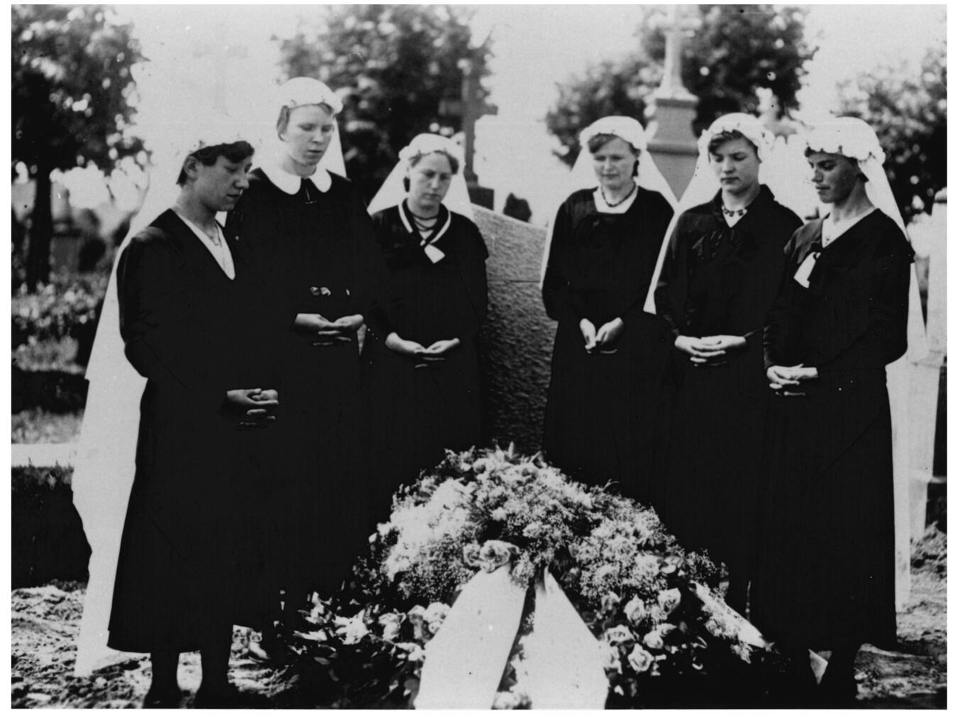 Bestattungskultur im Wandel Das Begräbnis einer Jungfrau in den 1930er Jahren.Foto: Nachlass Ernst Geenen/Gemeindearchiv Kerken