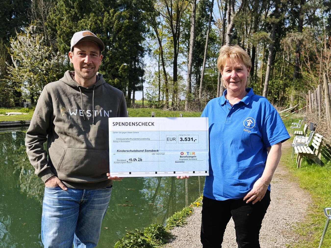 Benefizangeln in Sonsbeck: Marcel Theyßen überreicht Katja Ververs 3.531 Euro für den Kinderschutzbund.