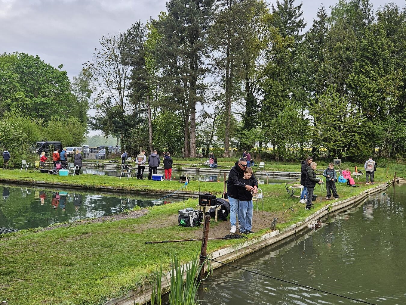 Das Benefizangeln in Sonsbeck ermöglichte bereits im vergangenen Jahr vielen Kindern, ihren ersten eigenen Fisch zu fangen. Foto: Marcel Theyßen
