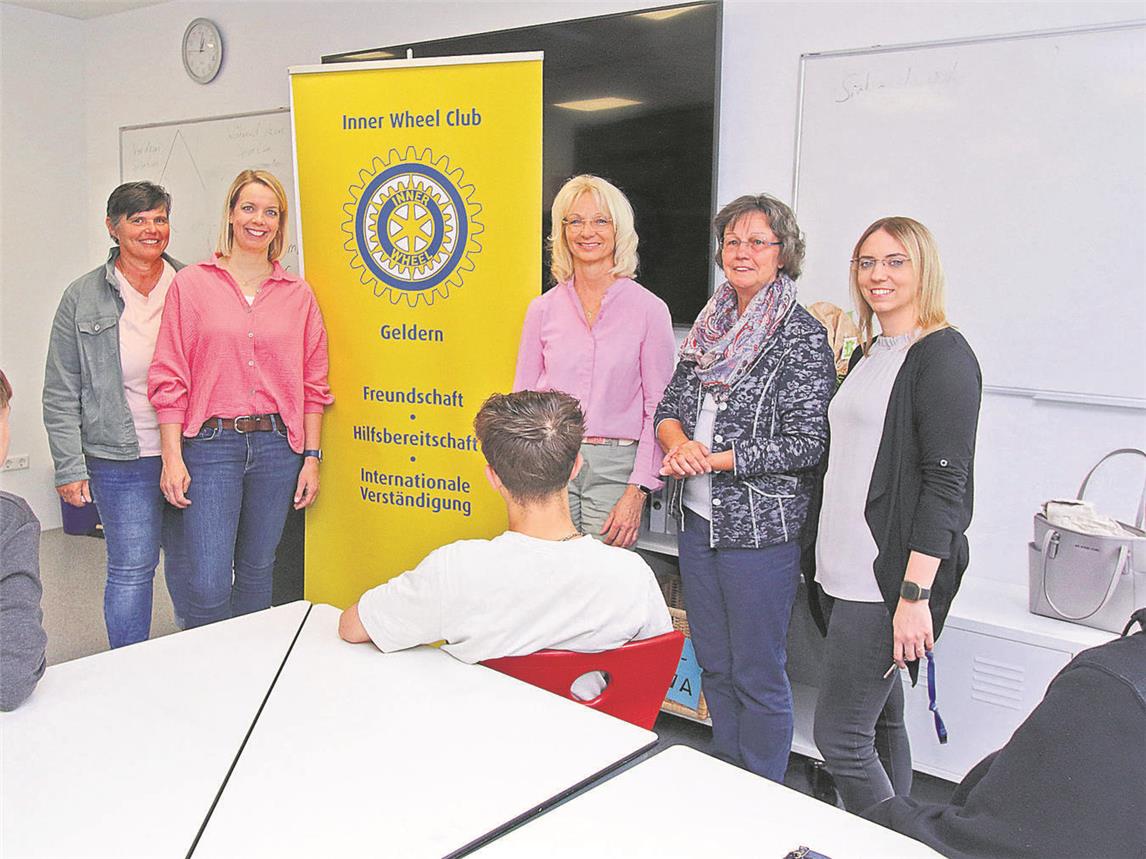 Das Beratungslehrerteam der Gesamtschule Geldern dankt dem Inner-Wheel-Club für die Unterstützung: (v.l.) Bettina Kössl, Saiken Angenheister, Doris Loy, Gudrun Herrmanns und Juliane Gehrke.NN-Foto: Theo Leie