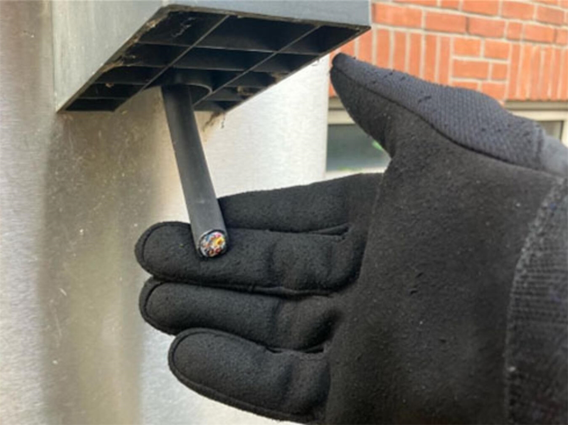 Beschädigtes Kabel an E-Ladesäule, Parkring Emmerich, Polizeifoto, Elektromobilität, Vandalismus.