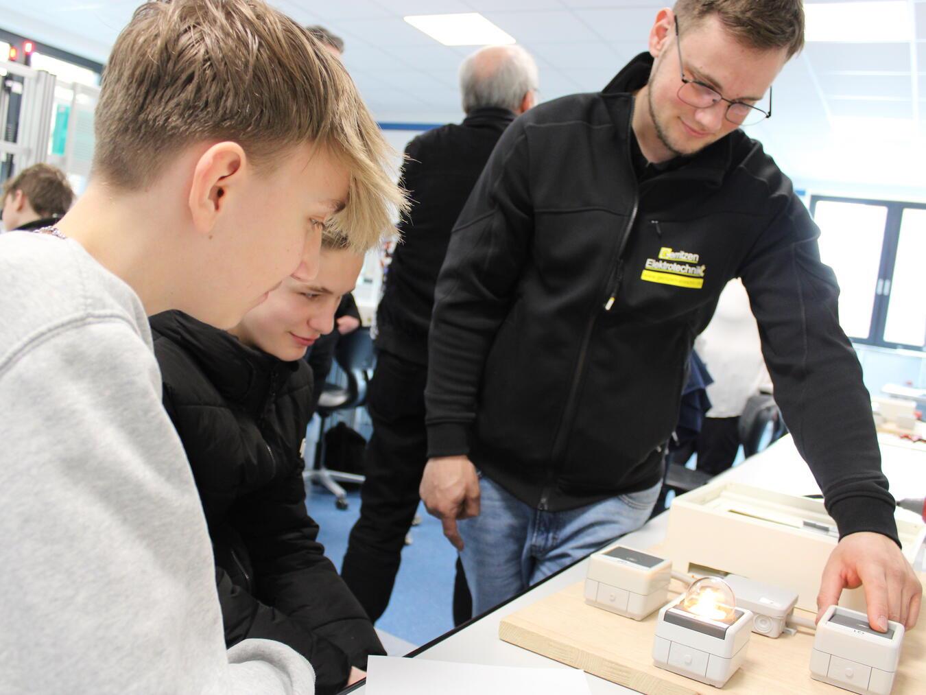 Das Besondere an der Veranstaltung: Ausbilder, Auszubildende und Jugendliche lösen ein praktisches Problem aus dem Berufsalltag. Im Beruferaum der Elektroniker musste ein Schaltkreis repariert werden. Foto: Berufskolleg Kleve