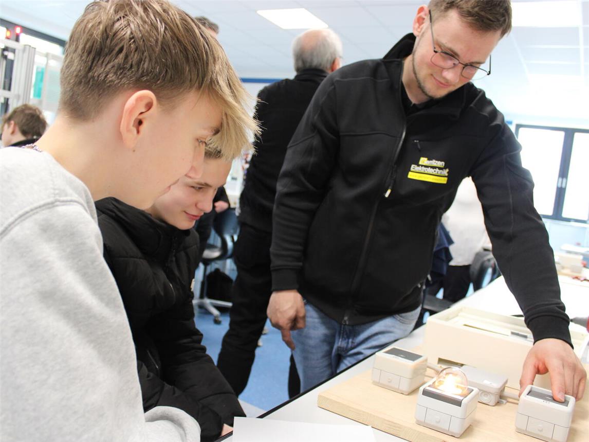Das Besondere an der Veranstaltung: Ausbilder, Auszubildende und Jugendliche lösen ein praktisches Problem aus dem Berufsalltag. Im Beruferaum der Elektroniker musste ein Schaltkreis repariert werden. Foto: Berufskolleg Kleve