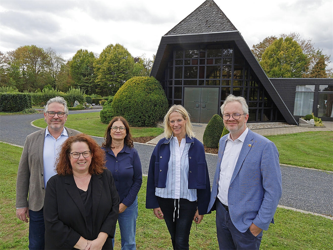Andreas Camps und Team vom Bestattungshaus Camps mit Bürgermeister Paul Hoene auf dem Friedhof in Wankum.