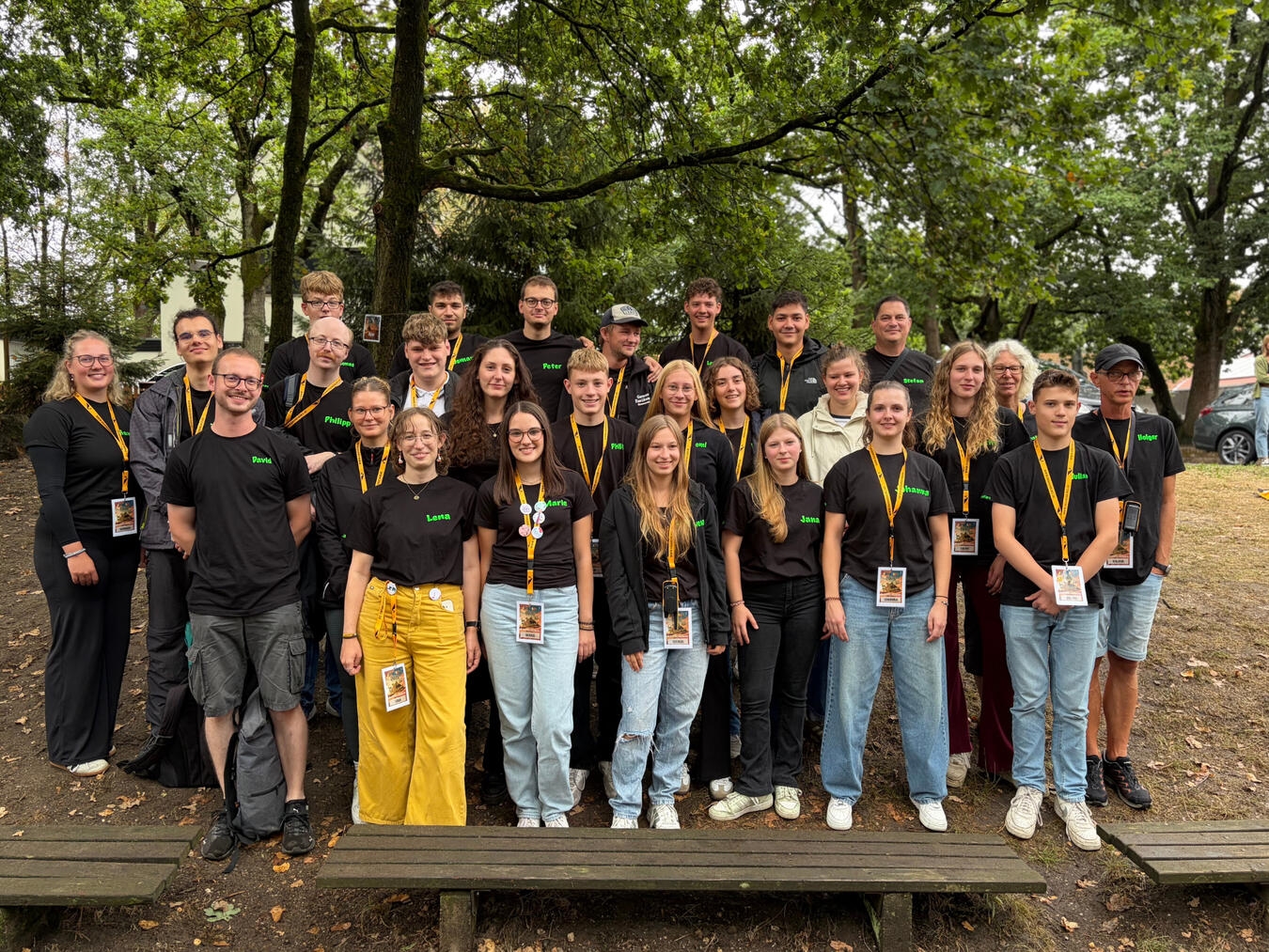 "Betreuer-Team beim Ferienspaß am Wolfsberg, lachend in sommerlicher Landschaft"