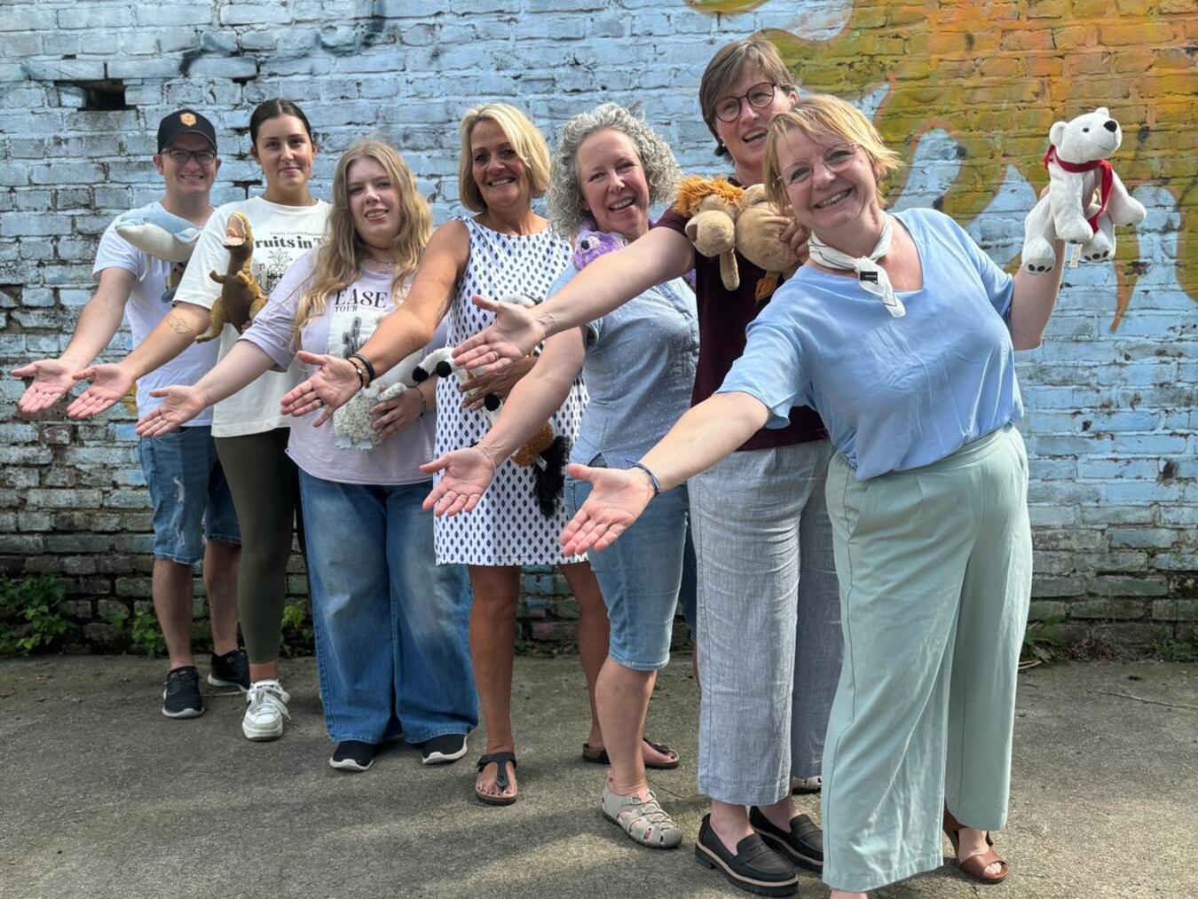 Bibelwoche für Kids in Haldern Das Betreuerteam der Kinderbibelwoche in Haldern: (v. r.) Christiane Hermsen, Claudia Schiffer (OGS-Leitung), Melanie Alipaß, Celine Bongers, Gina Eul und Jugendleiter Bene Kosel. Foto: privat
