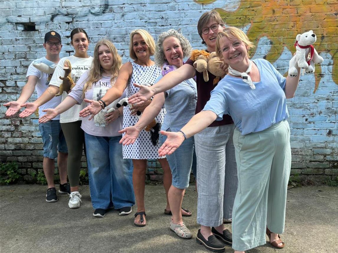 Das Betreuerteam der Kinderbibelwoche in Haldern: (v. r.) Christiane Hermsen, Claudia Schiffer (OGS-Leitung), Melanie Alipaß, Celine Bongers, Gina Eul und Jugendleiter Bene Kosel. Foto: privat