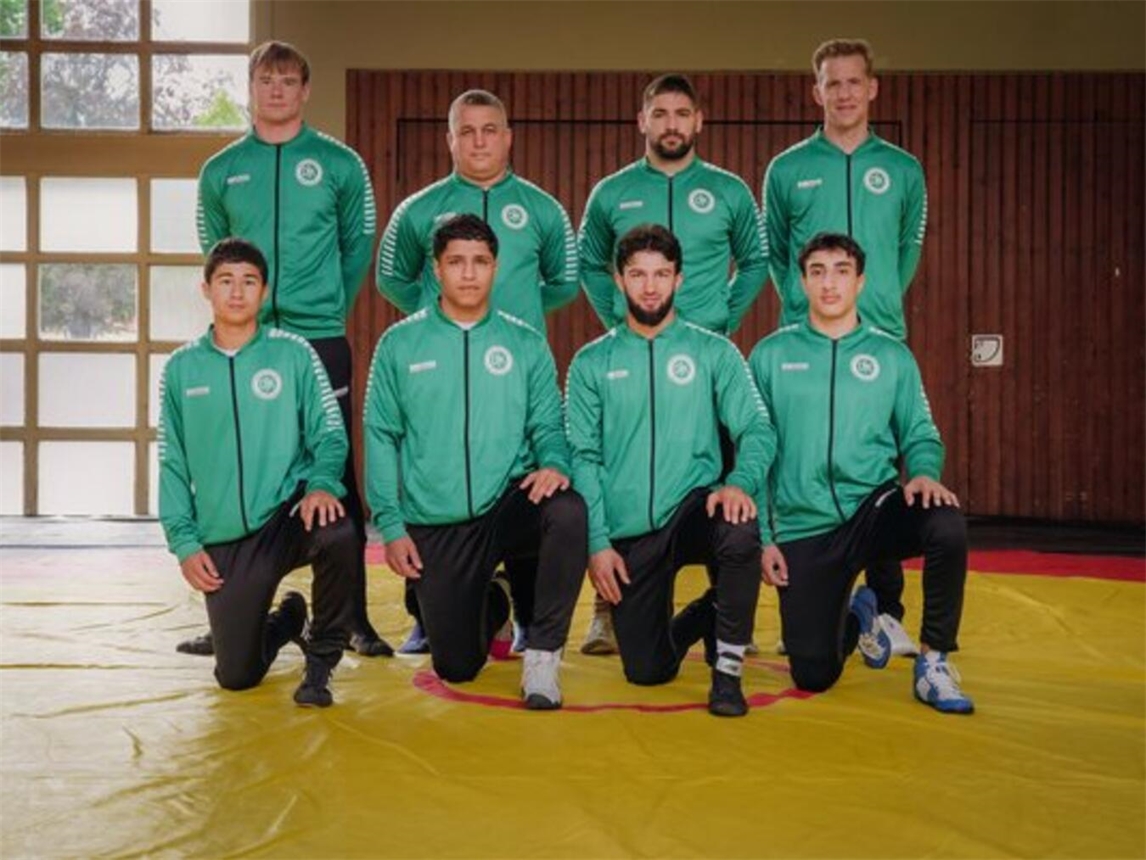 "Bezirksliga-Team der DJK Rhenania Kleve in Teamtrikots, Gruppenfoto auf dem Fußballfeld"