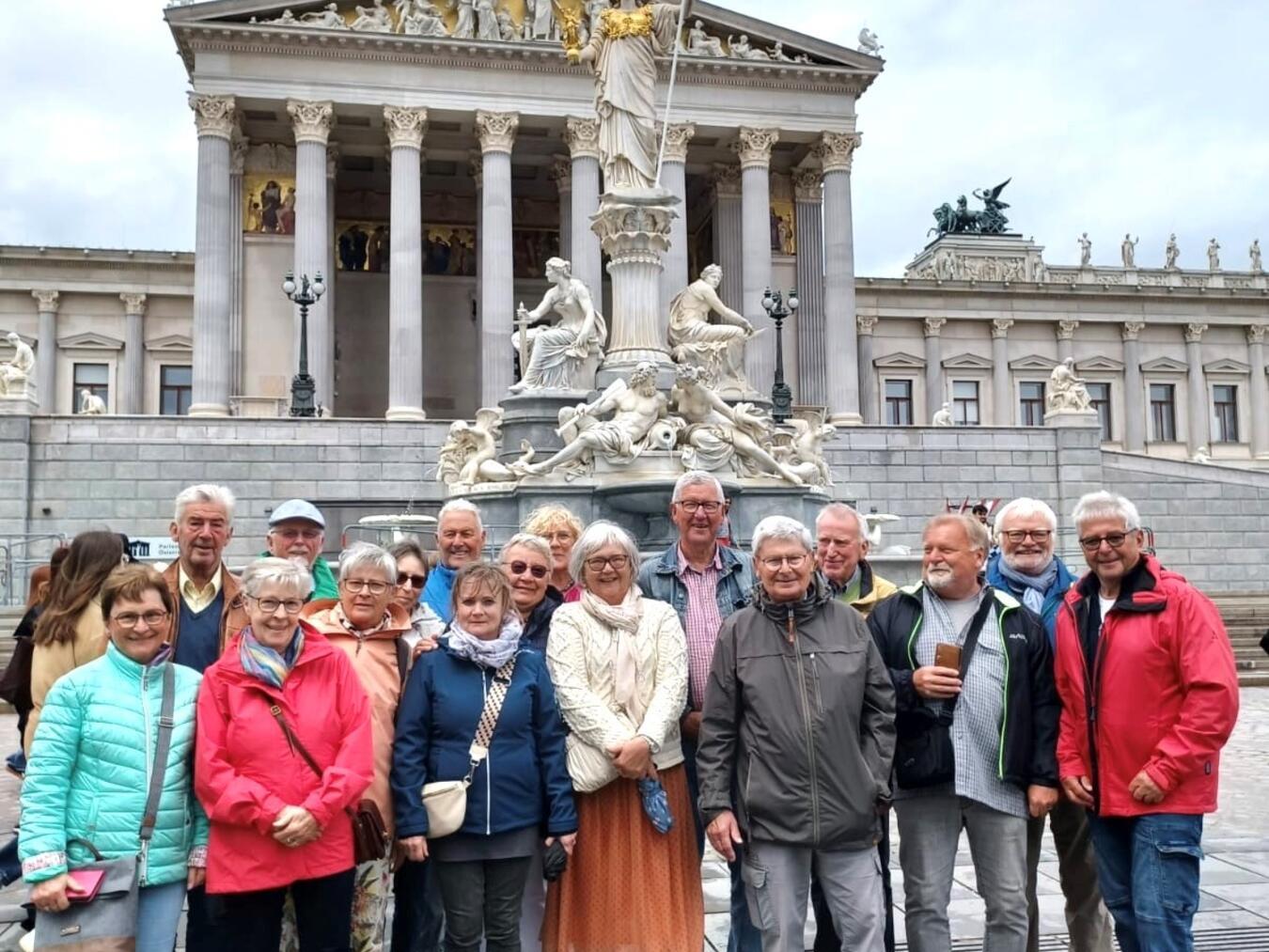 Das Bild zeigt die Veerter Reisegruppe vor dem Parlament in Wien. Foto: privat