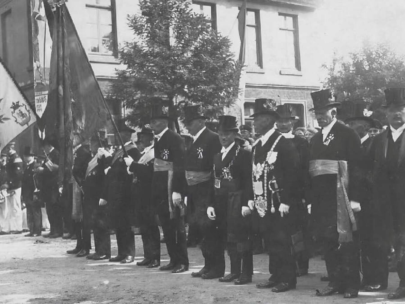St. Sebastianus-Schützen feiern 600. Geburtstag Das Bild zeigt König mit Fahnenabordnung im Jahr 1926. Archivfoto: privat