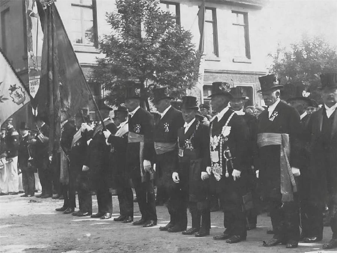 Das Bild zeigt König mit Fahnenabordnung im Jahr 1926. Archivfoto: privat
