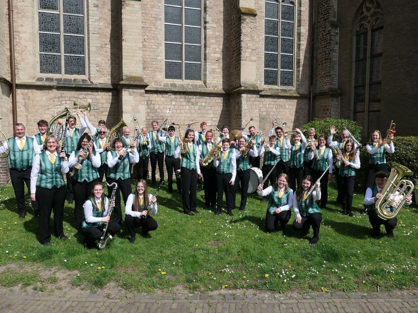 Das Blasorchester vor der Kirche. Foto: Musikverein Menzelen