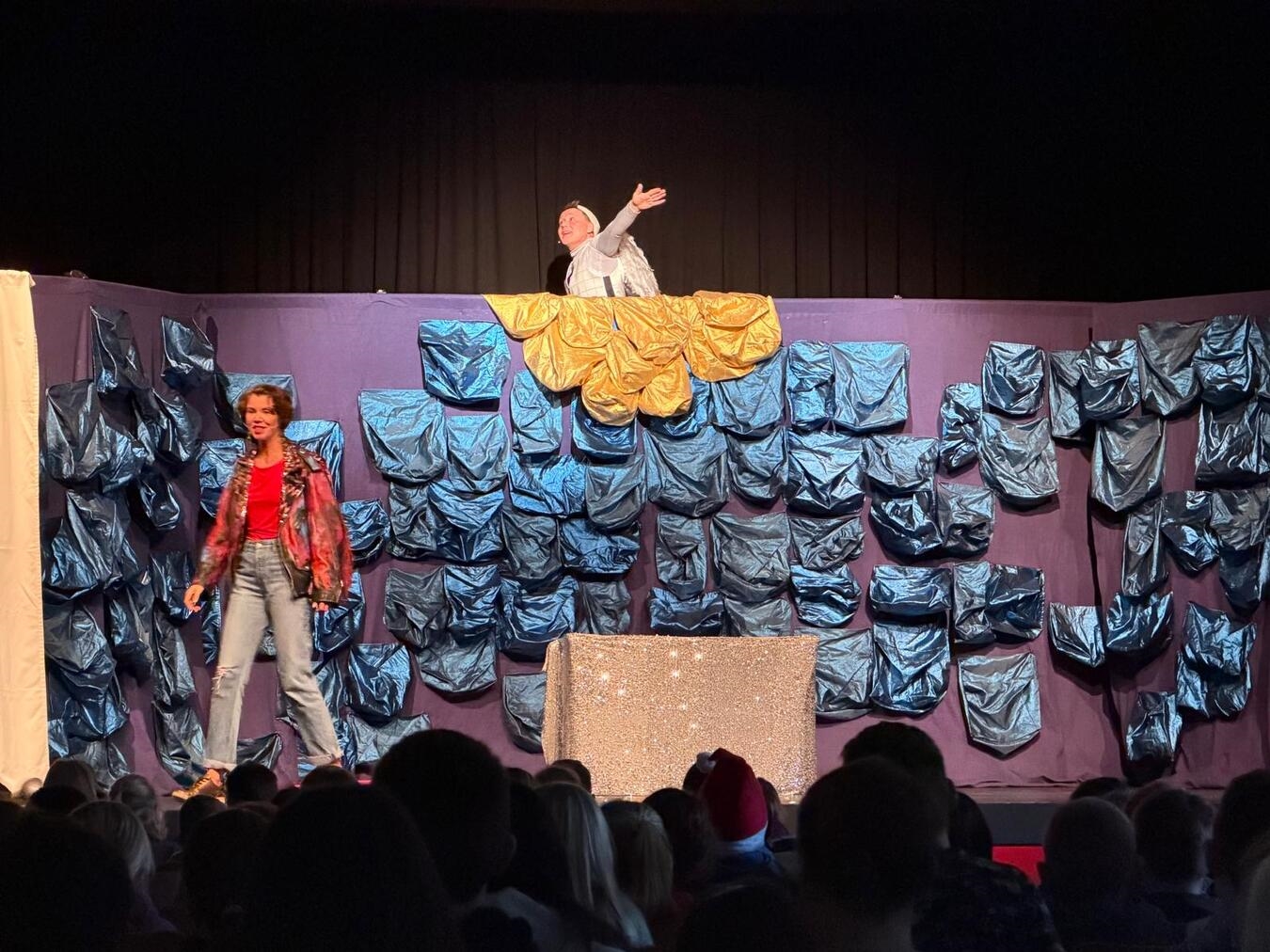 Das Brille-Theater aus Witten präsentierte das Theaterstück „Wie Engel fliegen lernen“. Foto: Gemeinde Weeze