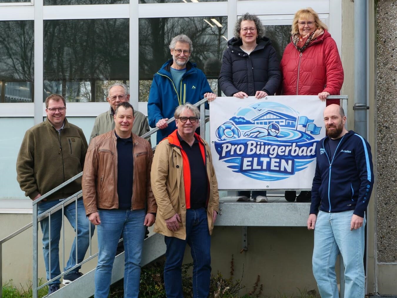 "Bündnis Pro Bürgerbad sammelt Unterschriften, Unterstützer am Stand, lokale Initiative, Bürgerengagement, Foto: privat"