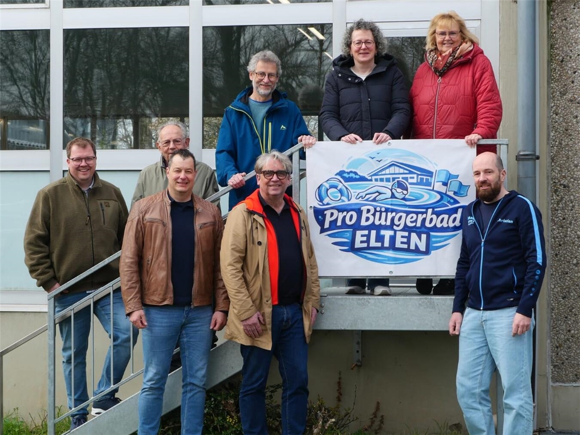 "Bündnis Pro Bürgerbad sammelt Unterschriften, Unterstützer am Stand, lokale Initiative, Bürgerengagement, Foto: privat"