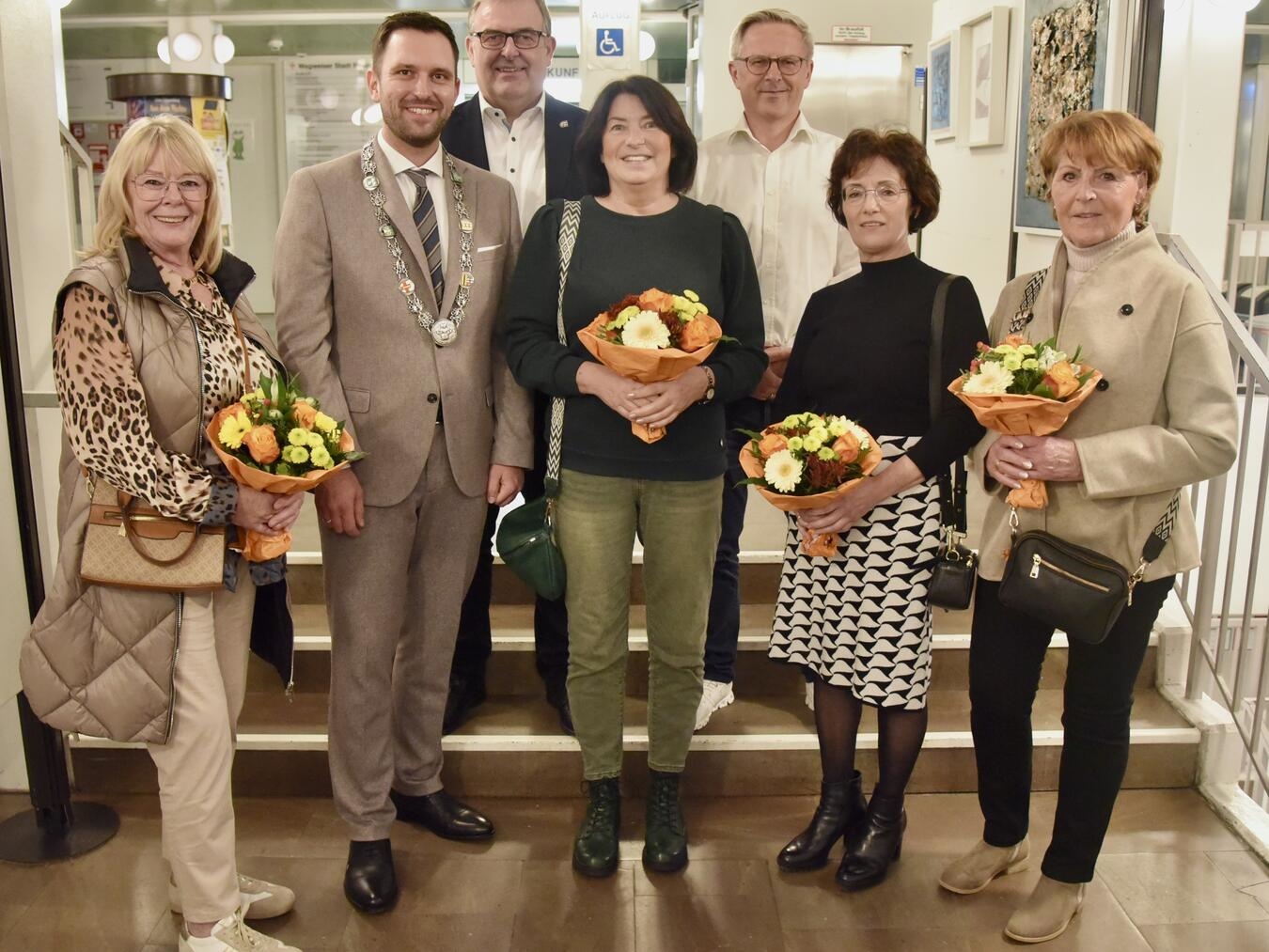 Das Bürgermeister-Team freut sich darauf, zu bestimmten Alters- und Ehejubiläen zu gratulieren. (v. l.) Franziska Bröcking (Ortsvorsteherin Rheinberg-Mitte), Bürgermeister Philipp Richter, Dirk Kerlen (1. stellvertretender Bürgermeister), Martina Nürenberg (Ortsvorsteher Budberg), Dr. Kenneth Simon (2. stellvertretender Bürgermeister), Petra Hoster (Ortsvorsteherin Borth) und Karin Karl (Ortsvorsteherin Orsoy). Foto: Stadt Rheinberg