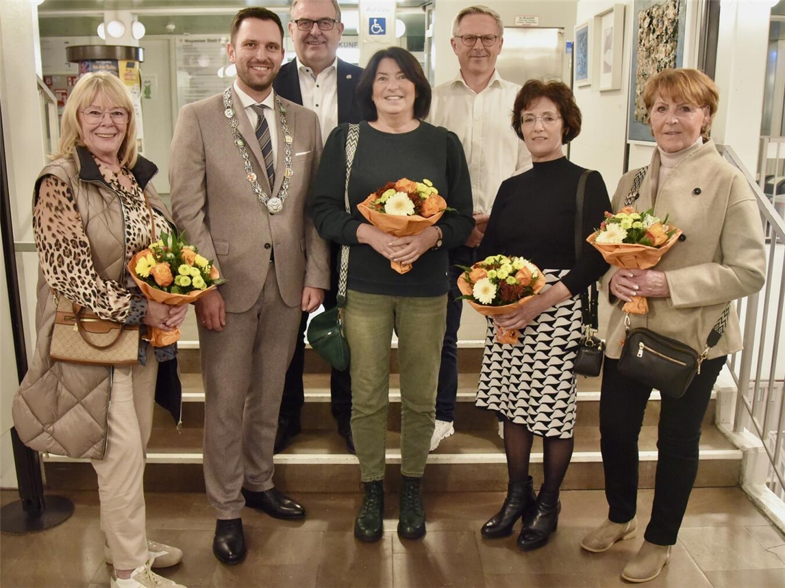 Das Bürgermeister-Team freut sich darauf, zu bestimmten Alters- und Ehejubiläen zu gratulieren. (v. l.) Franziska Bröcking (Ortsvorsteherin Rheinberg-Mitte), Bürgermeister Philipp Richter, Dirk Kerlen (1. stellvertretender Bürgermeister), Martina Nürenberg (Ortsvorsteher Budberg), Dr. Kenneth Simon (2. stellvertretender Bürgermeister), Petra Hoster (Ortsvorsteherin Borth) und Karin Karl (Ortsvorsteherin Orsoy). Foto: Stadt Rheinberg