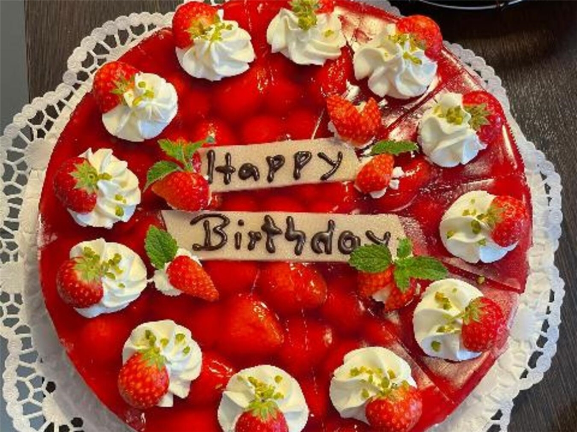 "Café im Gärtchen feiert Geburtstag mit festlicher Dekoration und Gästen"