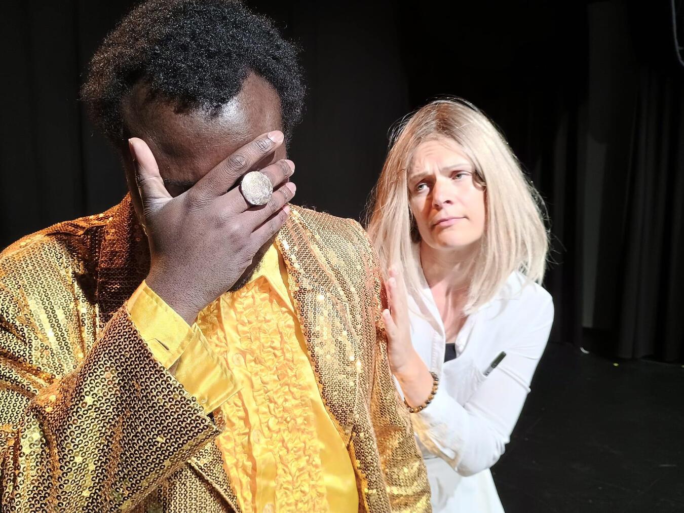 Das Chaostheater entwickelte über Improvisationen zu dem Thema „Anders leben“ Szenen, die als Collage in einem Erzählrahmen präsentiert werden.Foto: Theater im Fluss