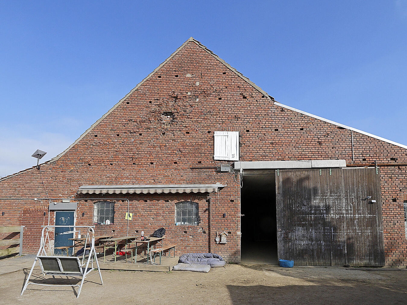 Das Dach der Scheune ist marode und muss dringend erneuert werden. Dem Tiergnadenhof fehlt dazu allerdings das Geld. NN-Fotos (3): Theo Leie